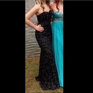 Detailed black fitted prom dress